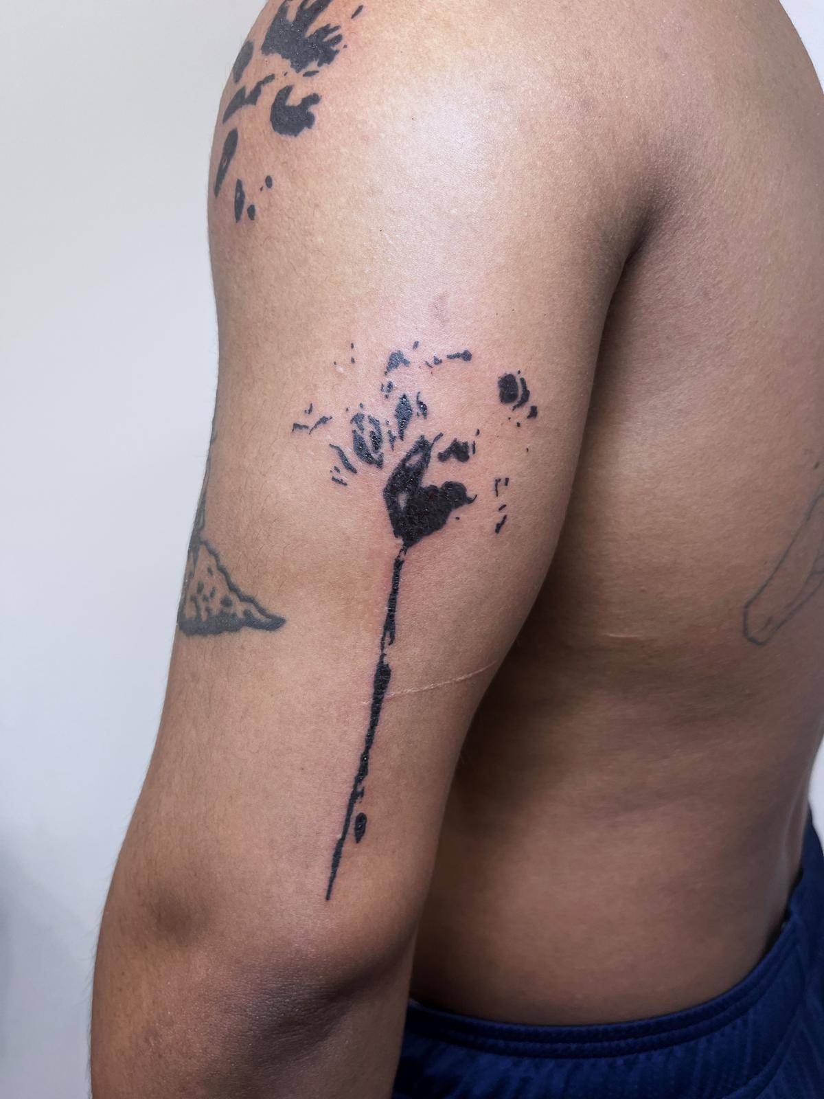 Tatouage scratches fineline bras entier